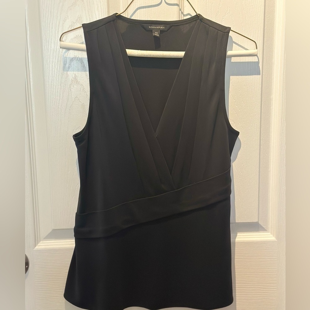 Beautiful brand new extra small black banana republic blouse XS. - Picture 2 of 6